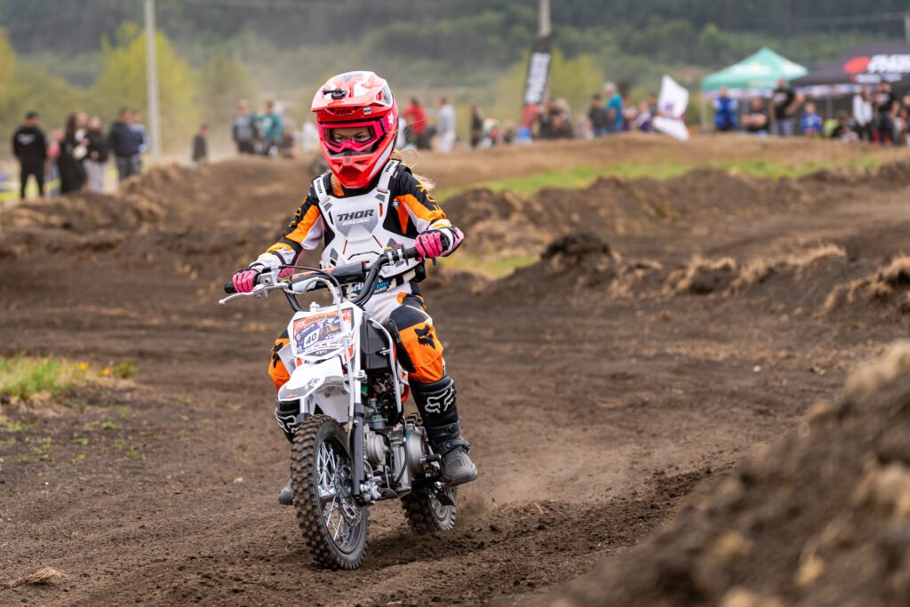 Mladi motocross vozač na zemljanoj stazi