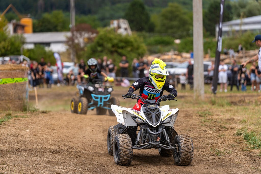 Quad vozač na zemljanom terenu