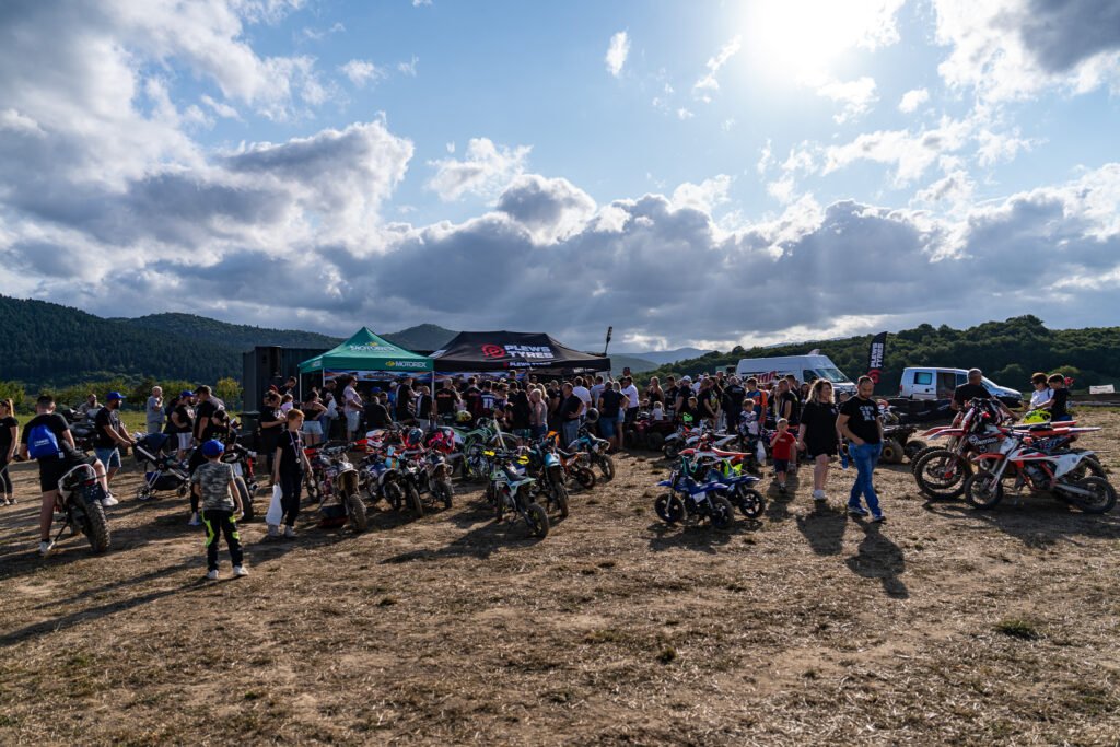 Vozači, obitelji i motocikli okupljeni na off-road događaju u Otočcu