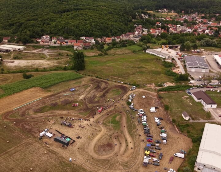 Luftaufnahme des Croatia Enduro Park und seiner Strecken in Otočac