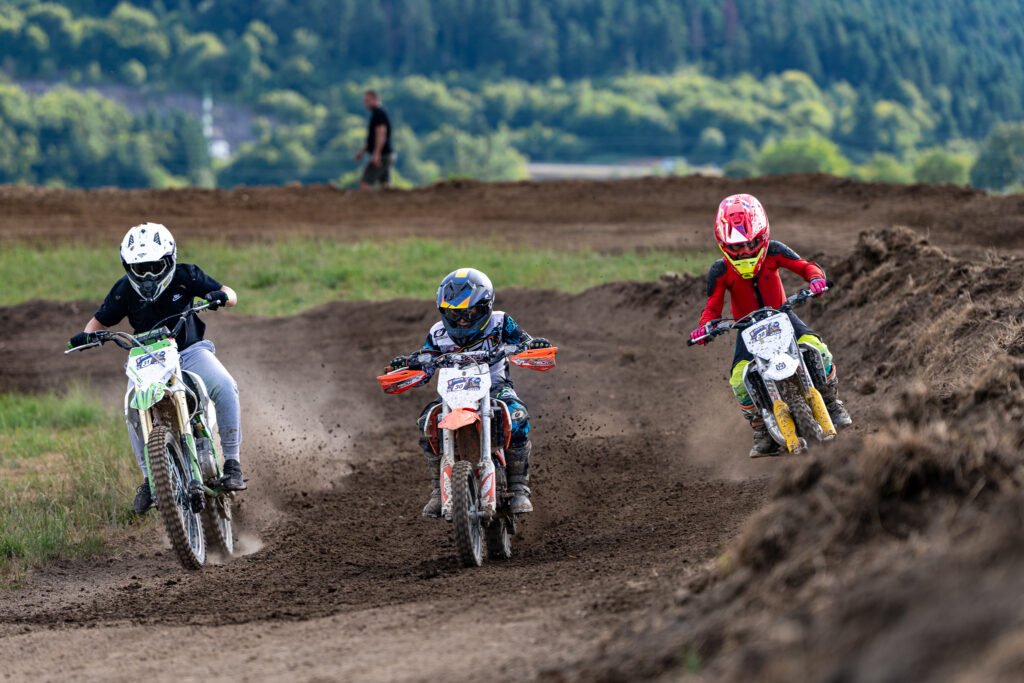 Skupina enduro vozača na događaju u Croatia Enduro Parku