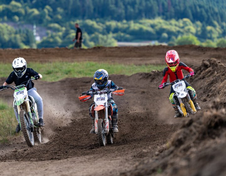 Gruppe von Endurofahrern bei einer Veranstaltung im Croatia Enduro Park