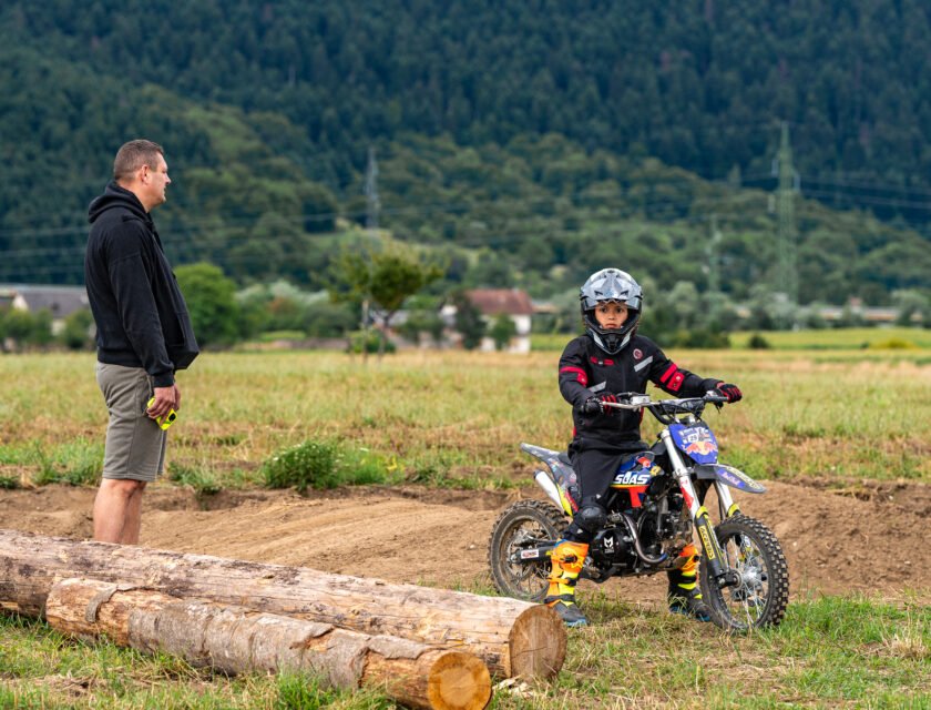 Junger Fahrer beim Training im Croatia Enduro Park