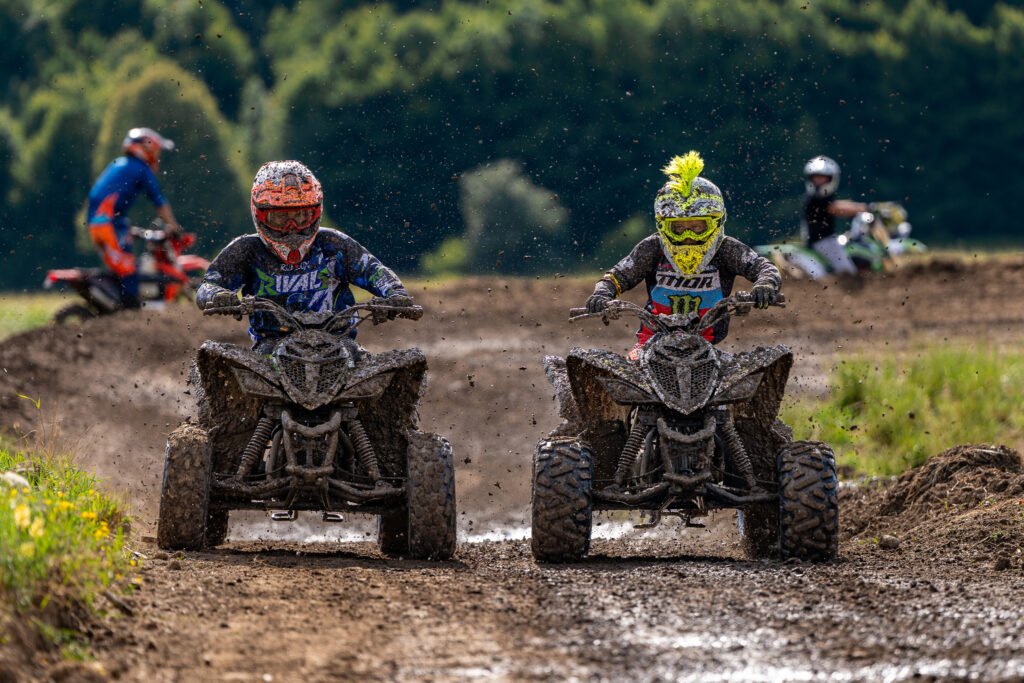 Motocross vozač u skoku iznad staze u Croatia Enduro Parku