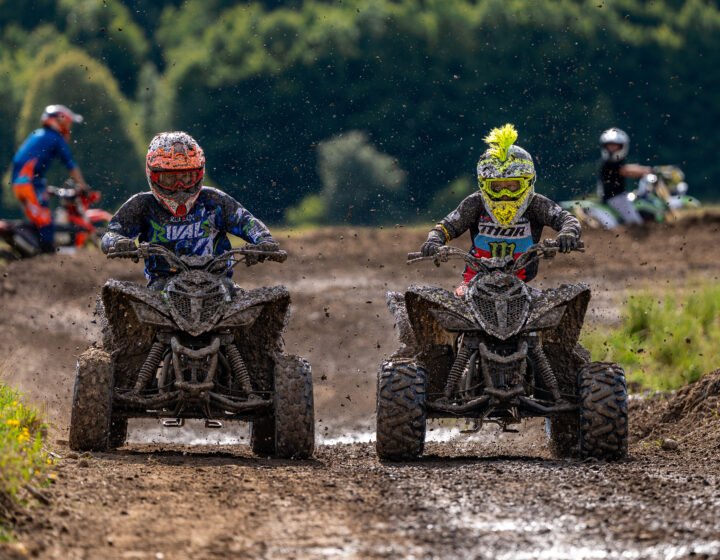 Motocross-Fahrer beim Sprung über die Strecke