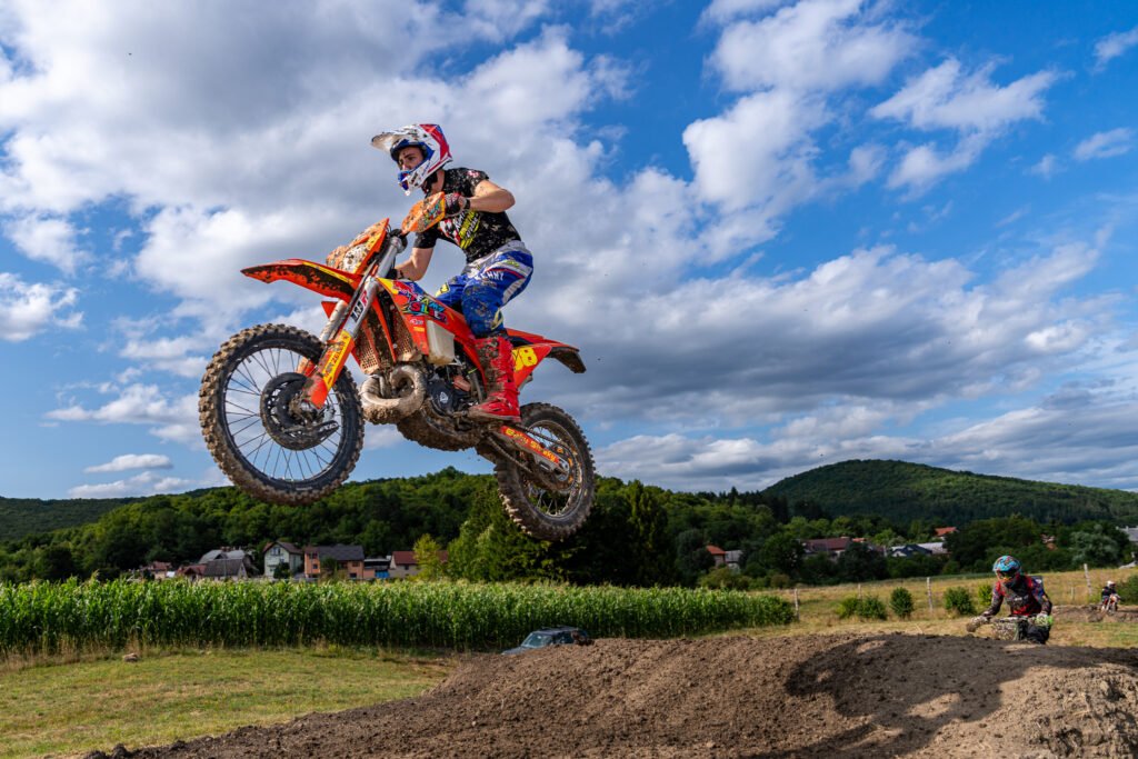 Enduro vozač na šumskoj stazi u Otočcu