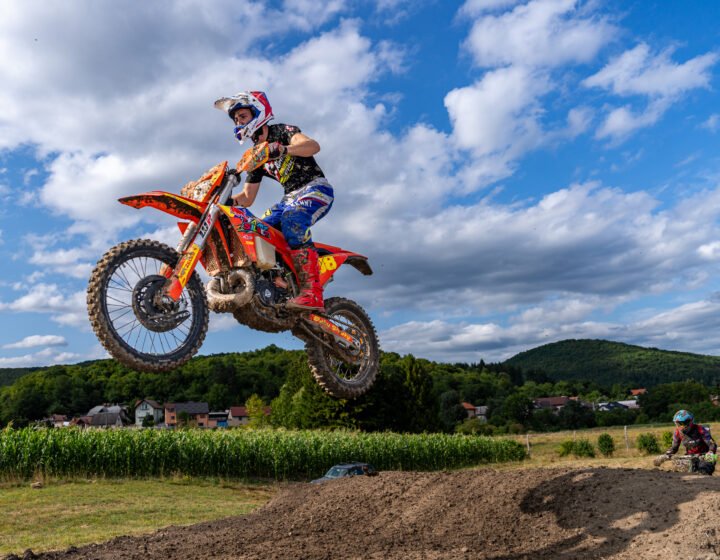 Endurofahrer auf einer Waldstrecke in Otočac